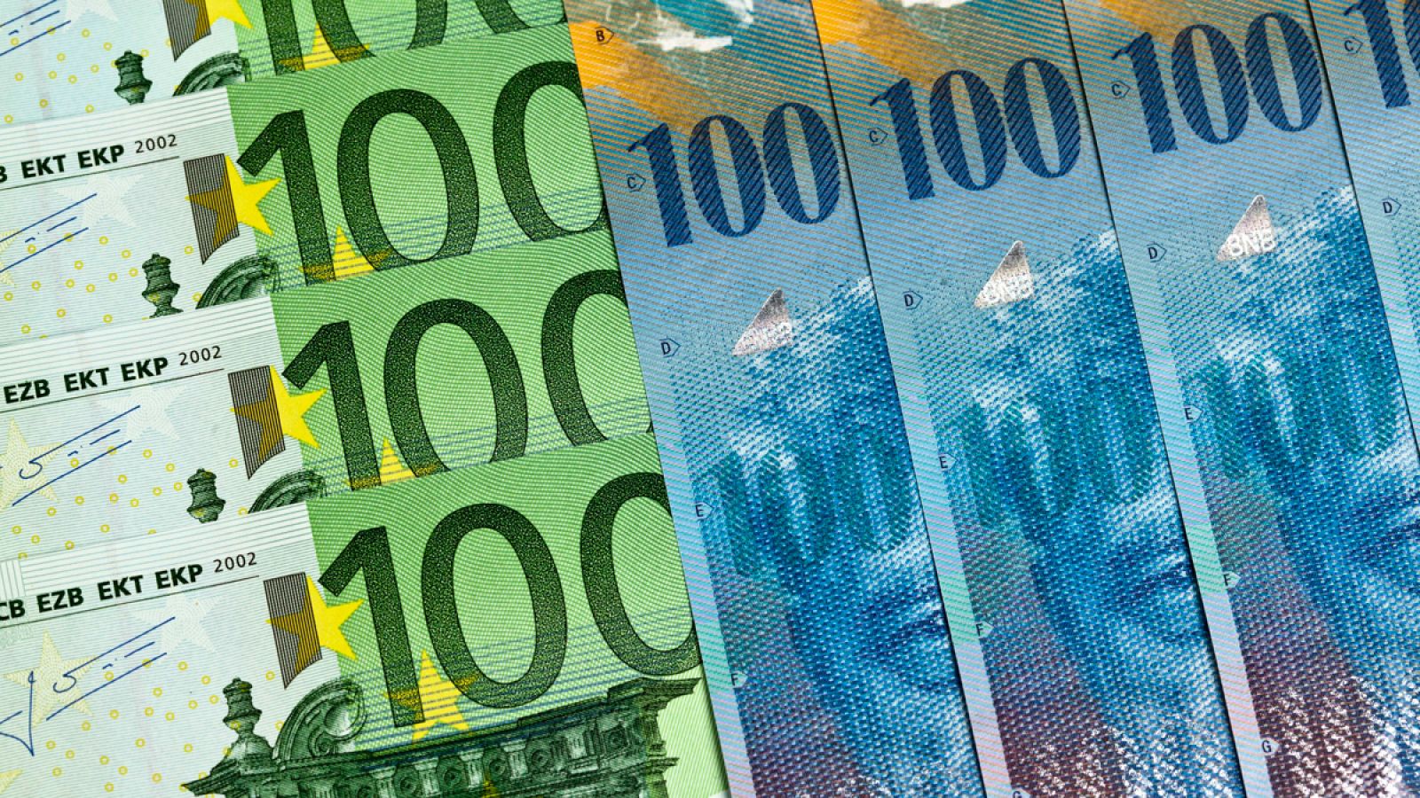 Imagen de archivo de billetes de francos suizos y euros