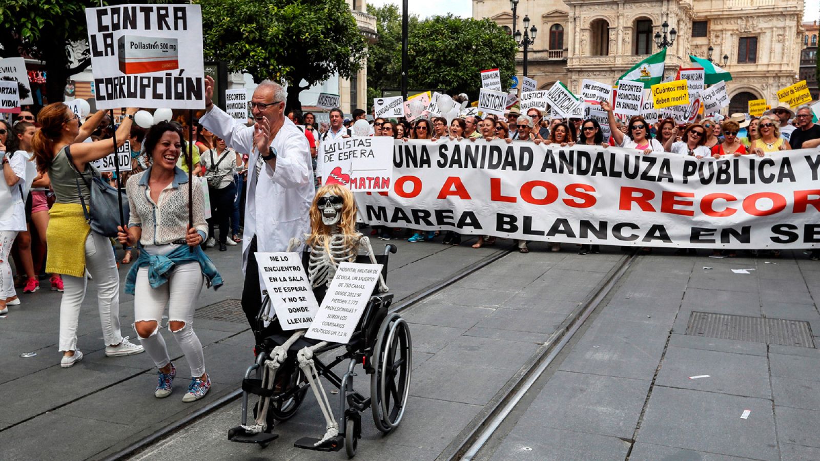 Miles de personas han reclamado una "sanidad digna" ante la sede de la Presidencia de la Junta de Andalucía