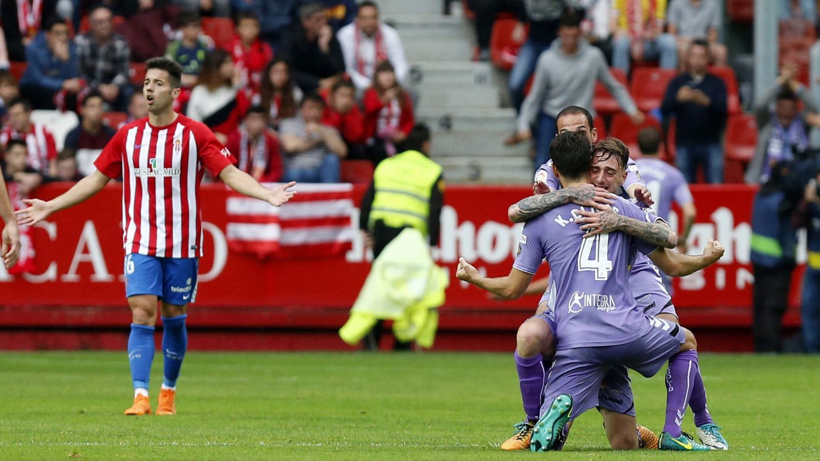 Los jugadores del Valladolid celebran un gol ante el Sporting en El Molinón.