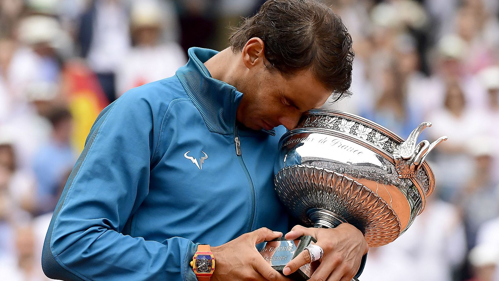 Rafa Nadal abraza la Copa de los Mosqueteros, que le acredita como ganador de Roland Garros.