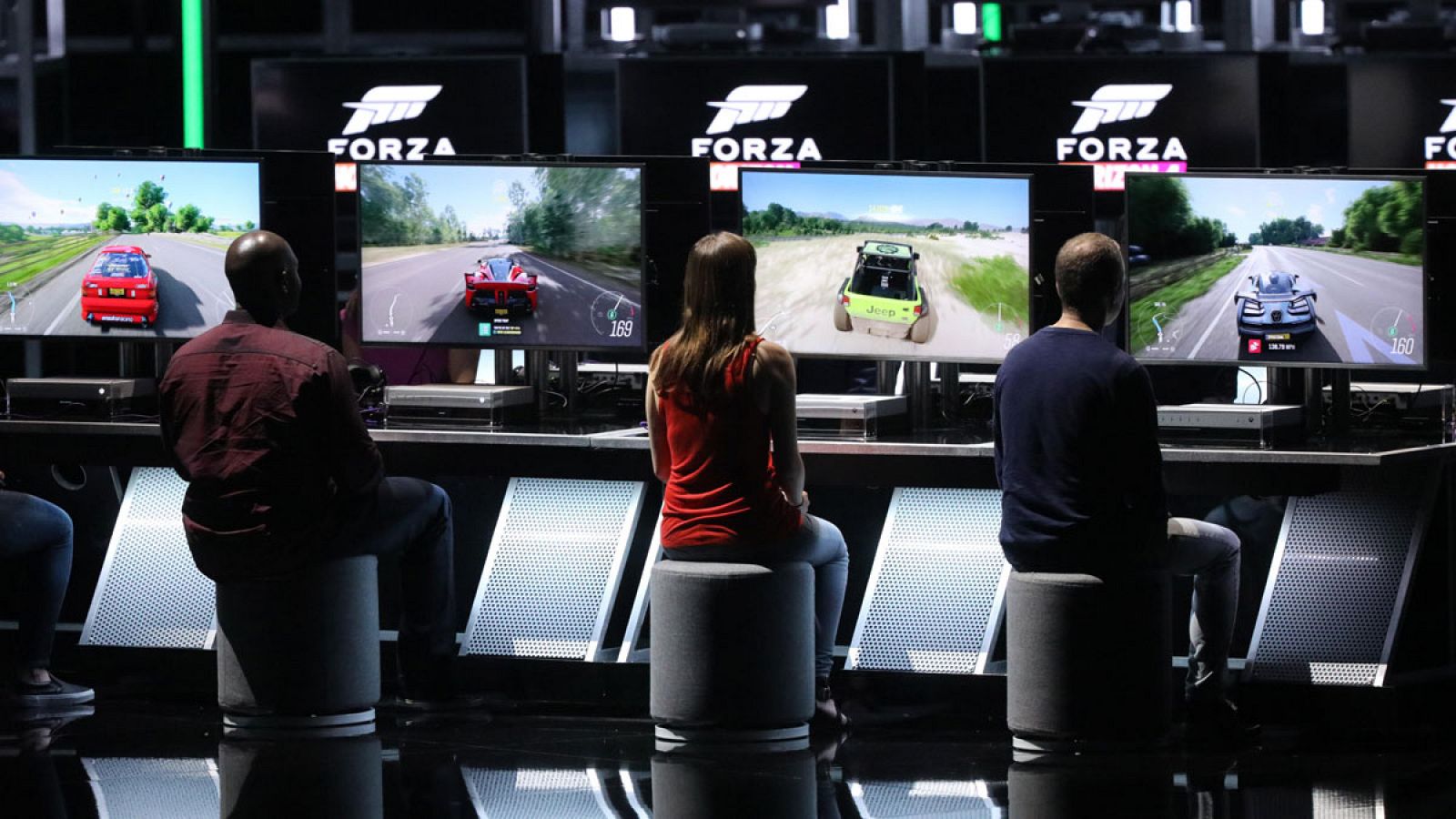 Jugadores disfrutan del Forza Horizon 4 en el E3, la feria de videojuegos más importante del mundo.