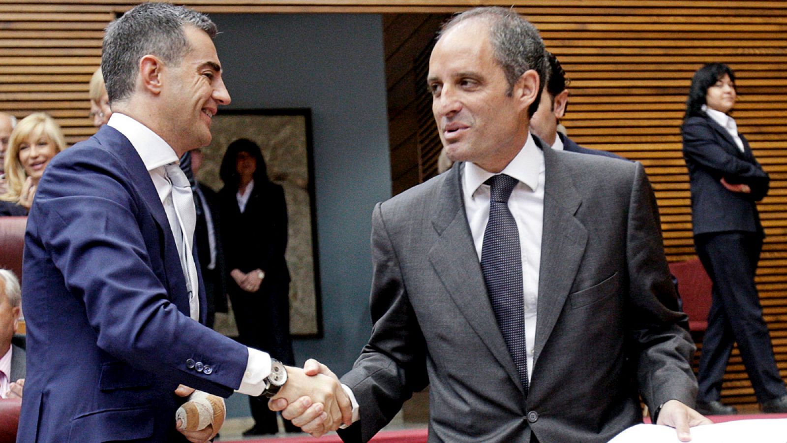 Ricardo Costa y Francisco Camps se saludan en las Cortes Valencianas en una imagen de archivo