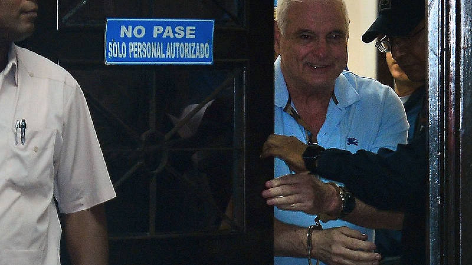 El expresidente panameño Ricardo Martinelli, esposado para ser trasladado a prisión