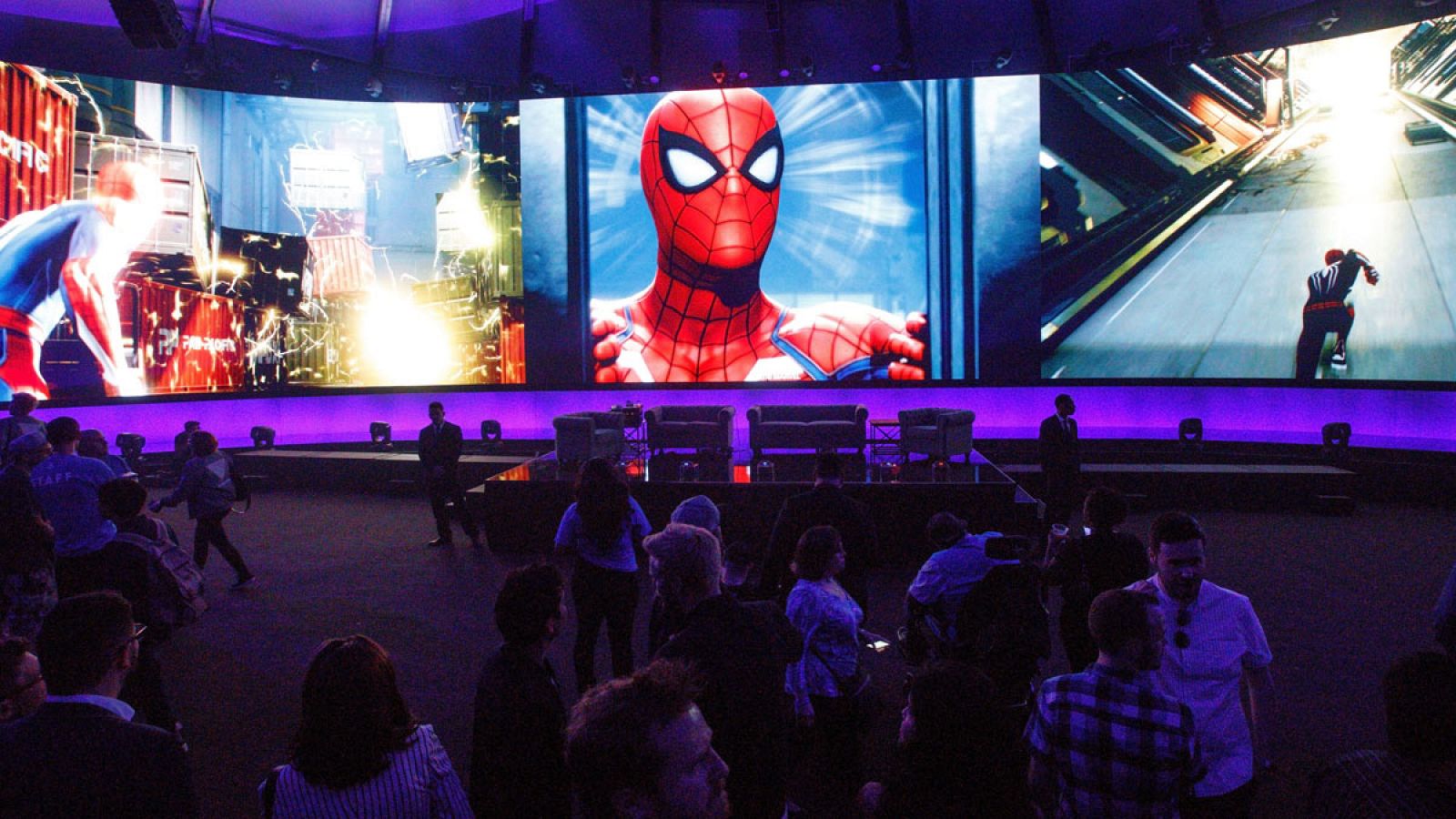 Asistentes observan un vídeo de Spider-Man en la fiesta Sony Playstation E3, en Los Ángeles (EE.UU.).
