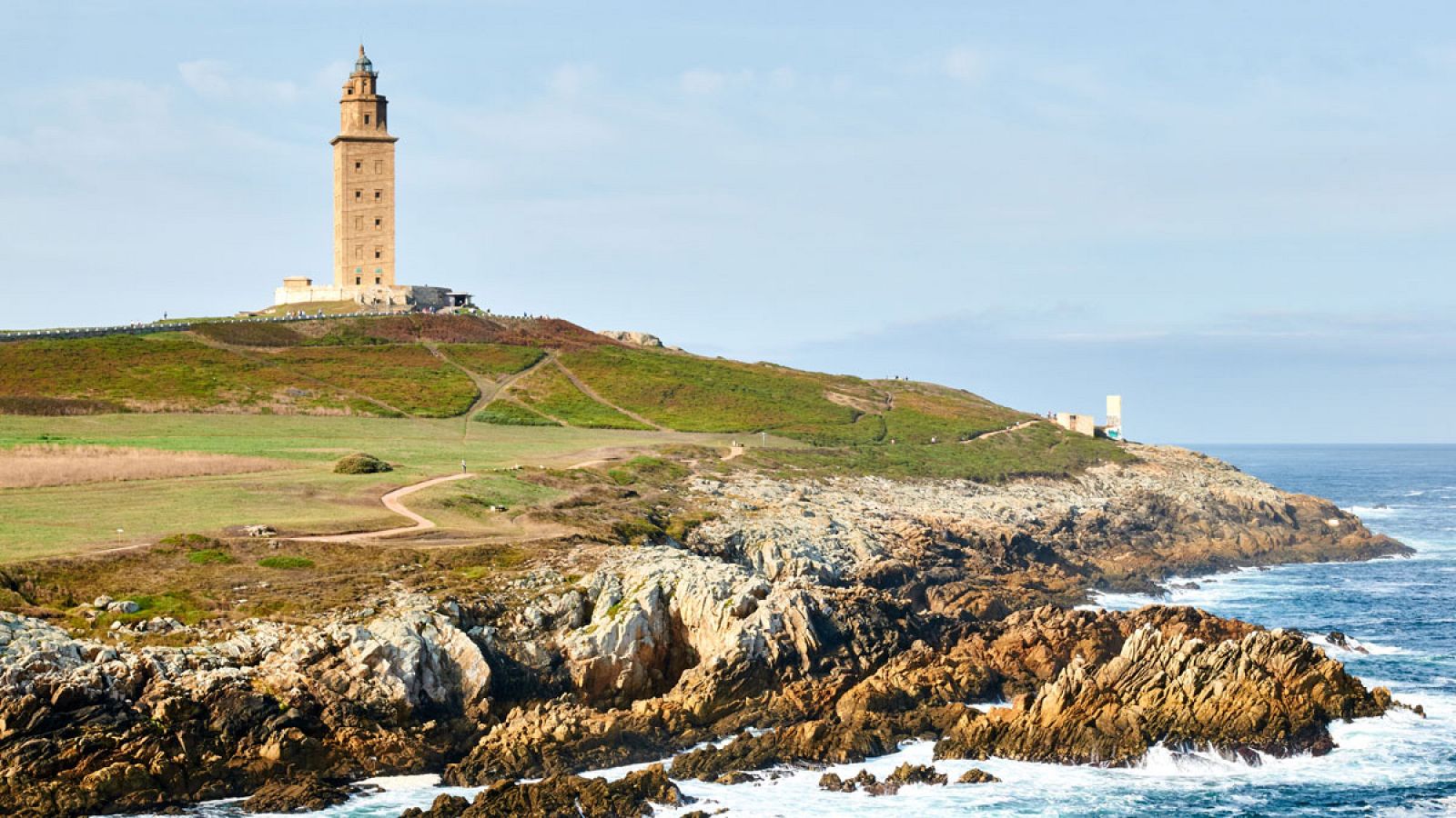 La Torre de Hércules, en La Coruña, formaba parte de un sistema de faros que asistía desde tierra a las rutas comerciales romanas por el Atlántico.