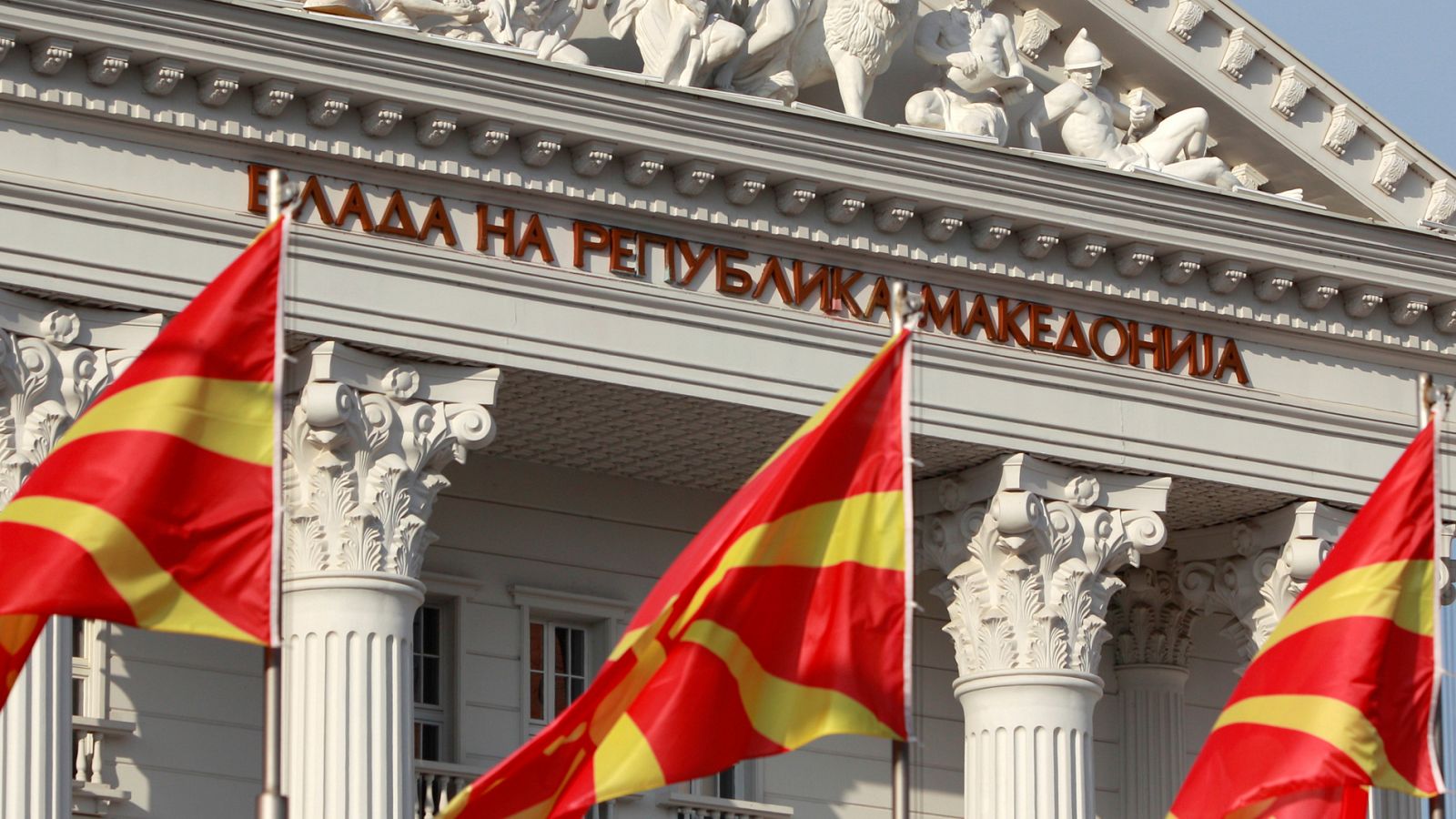 Banderas macedonias ondean frente a la sede del Gobierno en Skopje