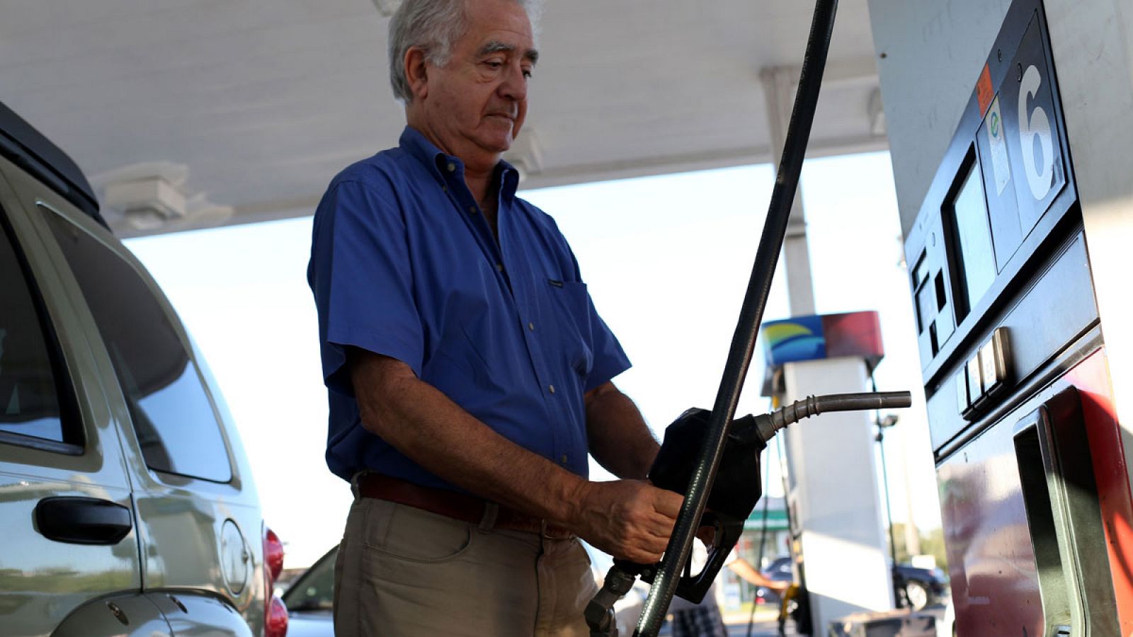 Un hombre reposta en una gasolinera