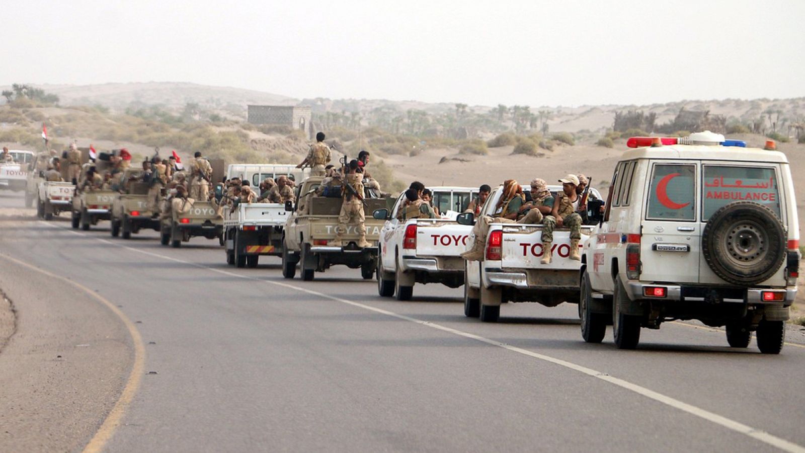 Miembros de la coalición liderada por los saudíes en Yemen se reúnen a las afueras de la ciudad de Al Hudeida