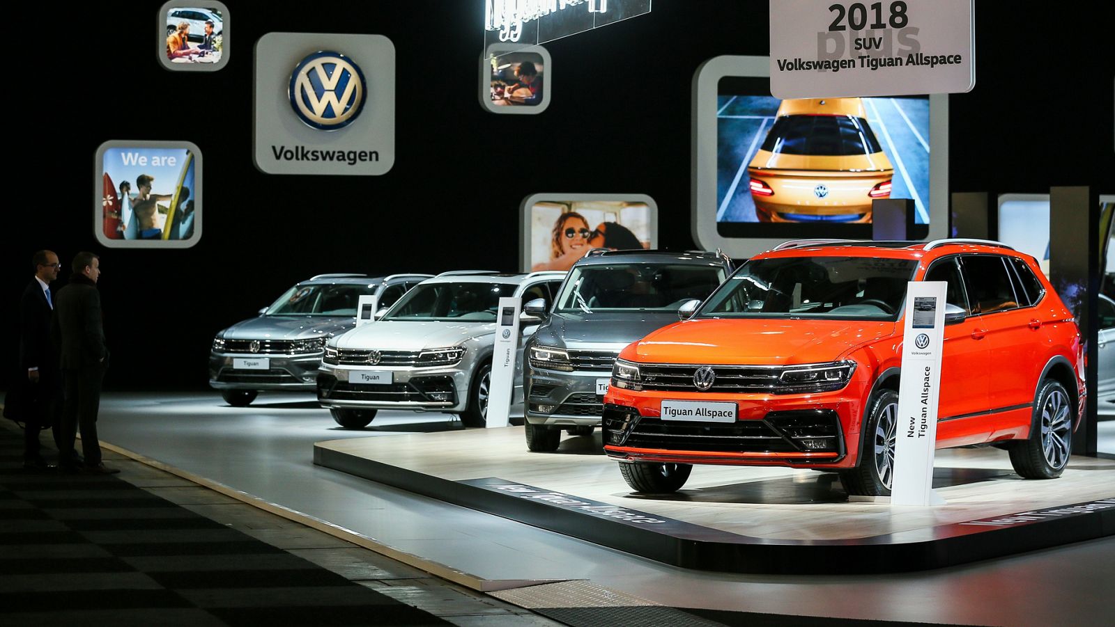 Coches Volkswagen en un expositor