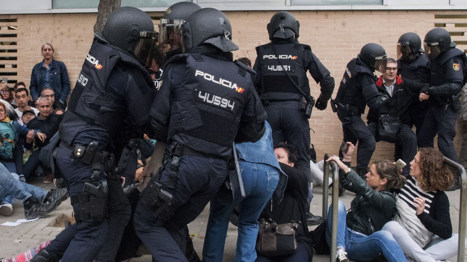 La Policía Nacional requisa urnas en Lleida durante los sucesos del 1-O