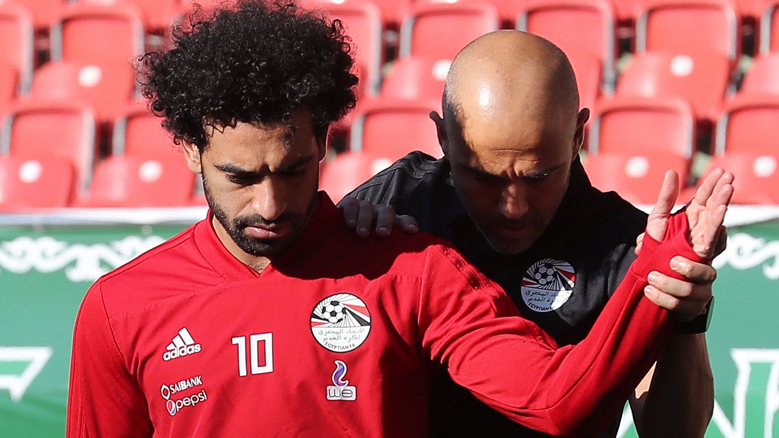 Mohamed Salah hace ejercicios con el hombro lesionado en un entrenamiento de Egipto.