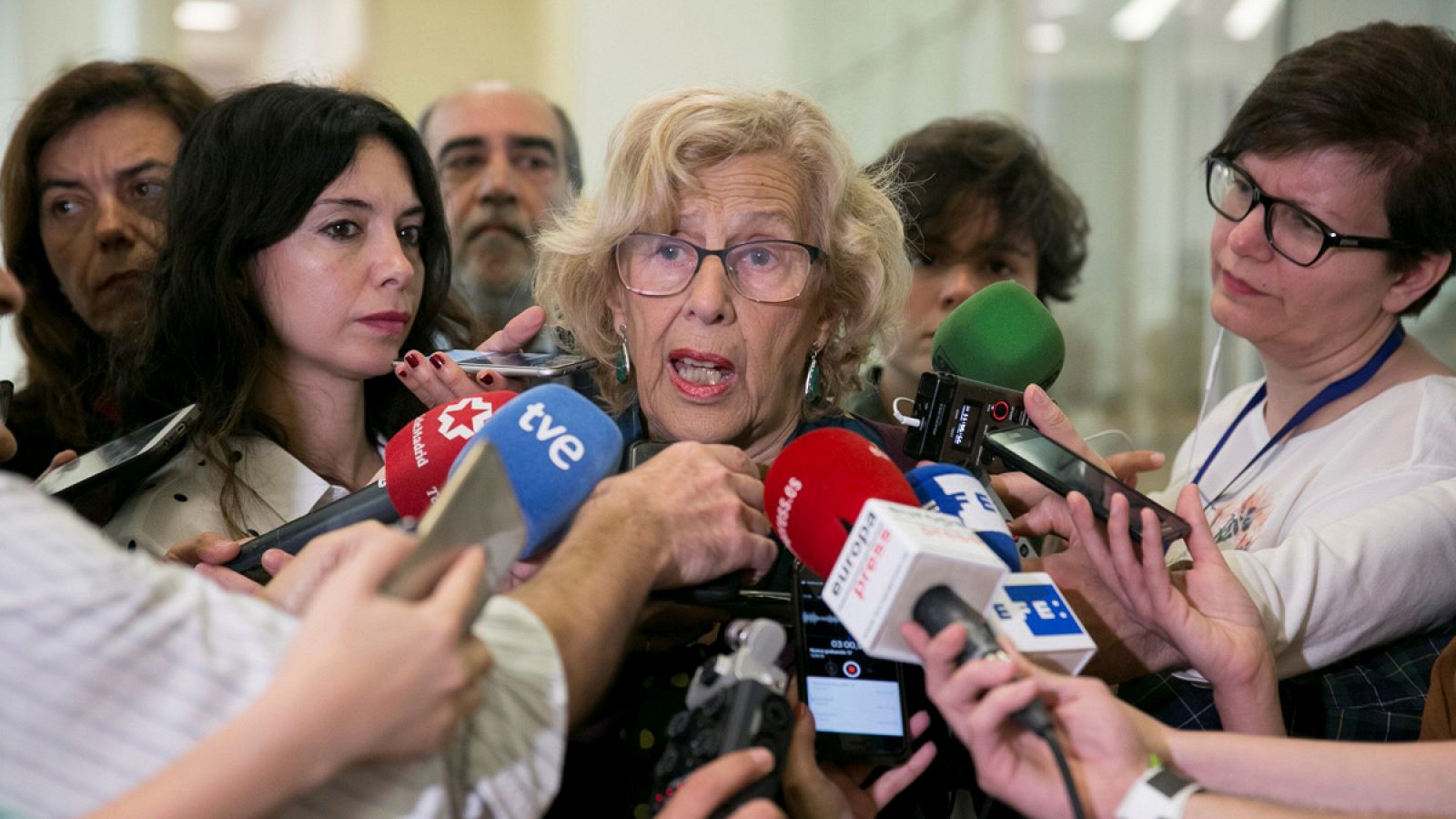 La alcaldesa de Madrid, Manuela Carmena, atiende a los medios