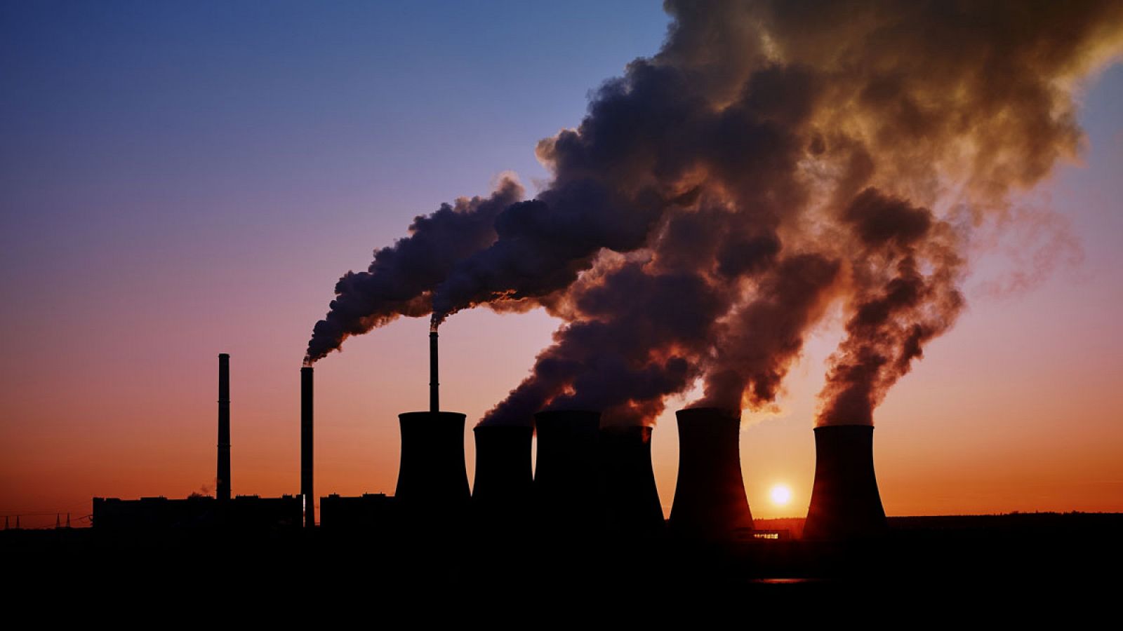 Ecologistas piden el cierre de las centrales nucleares y de carbón en 2025 y su sustitución por renovables.