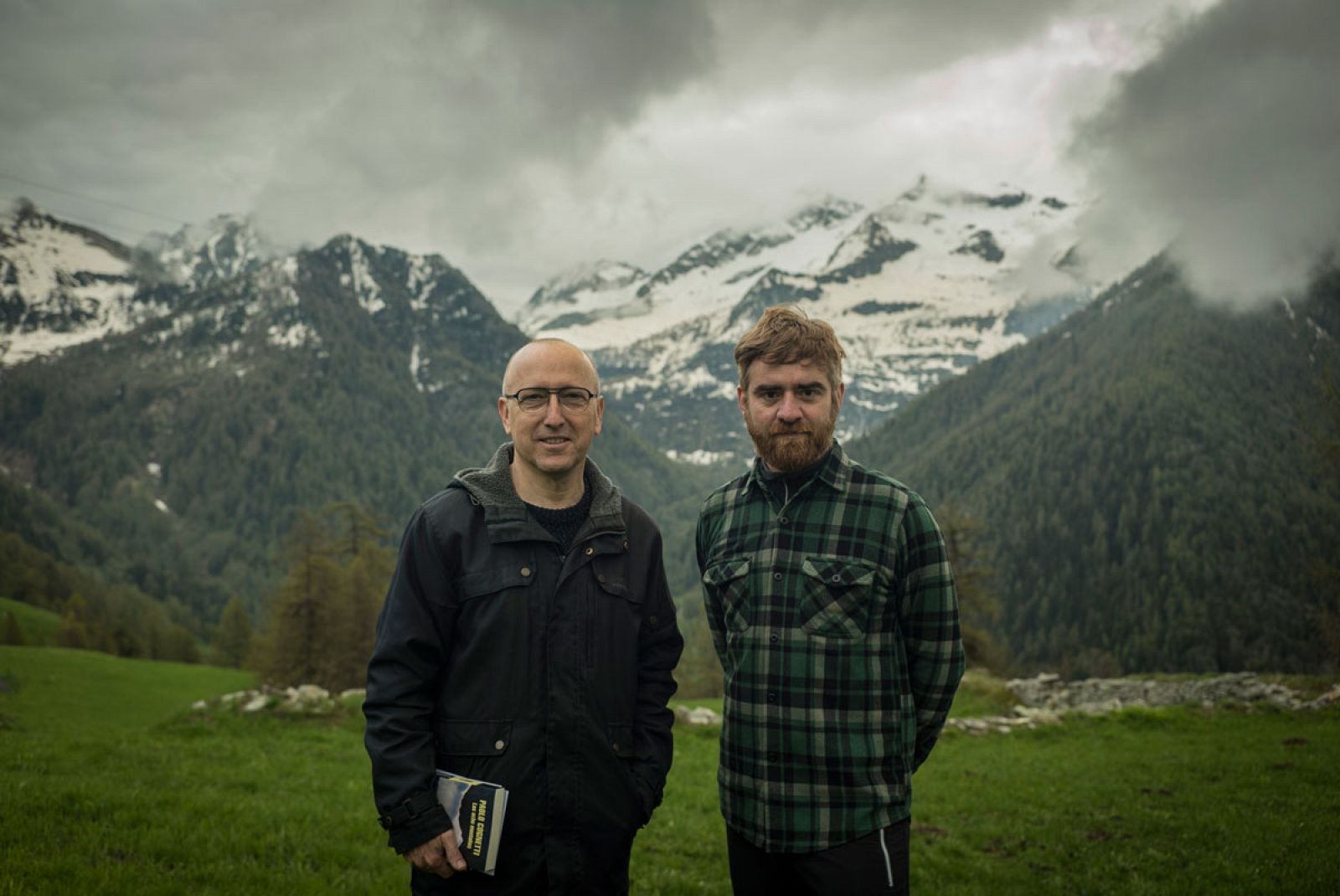 Paolo Cognetti habla con Óscar López en el bello Valle de Aosta, al norte de Italia