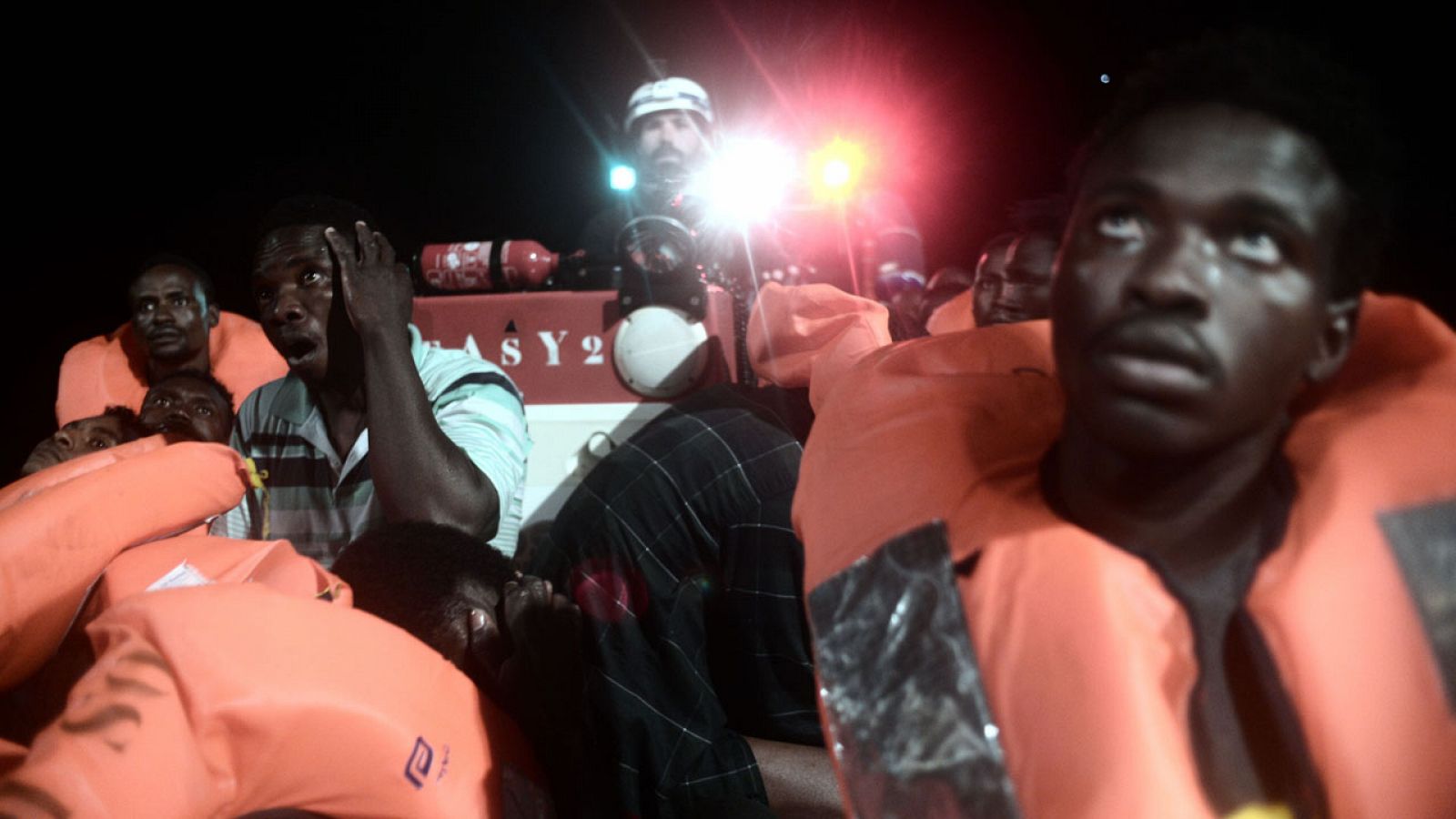 Migrantes rescatados en lanchas por el Aquarius el pasado sábado en el Mediterráneo