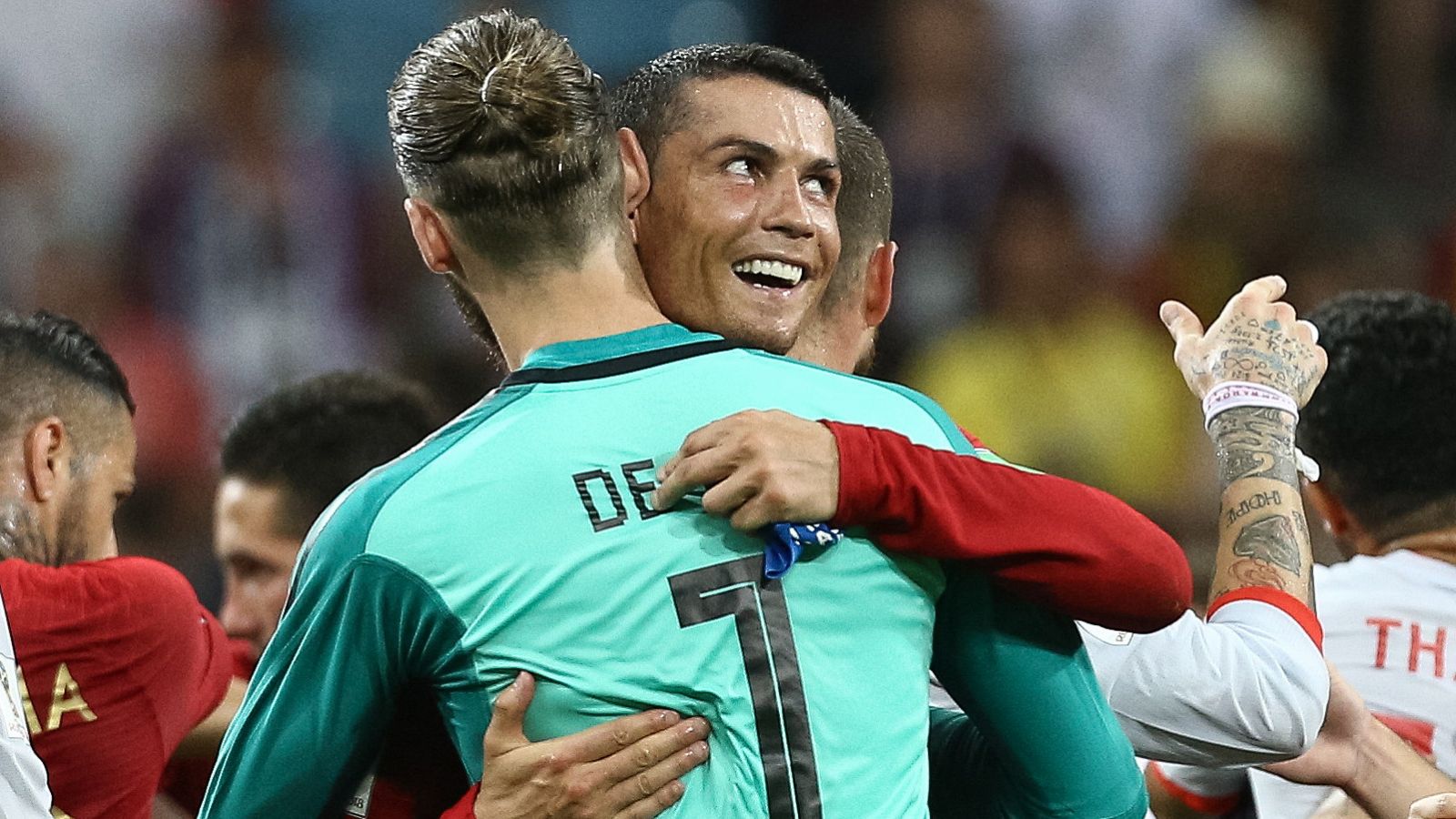 Cristiano Ronaldo abraza a David de Gea al término del Portugal - España.