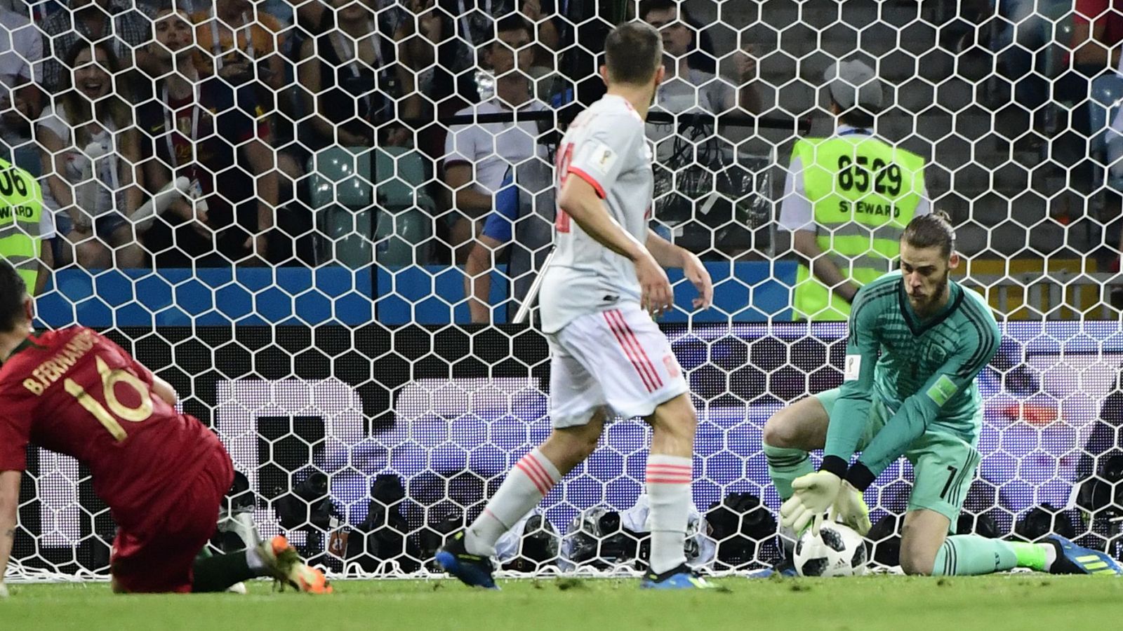 Momento del fallo de David de Gea en el segundo gol de Portugal.