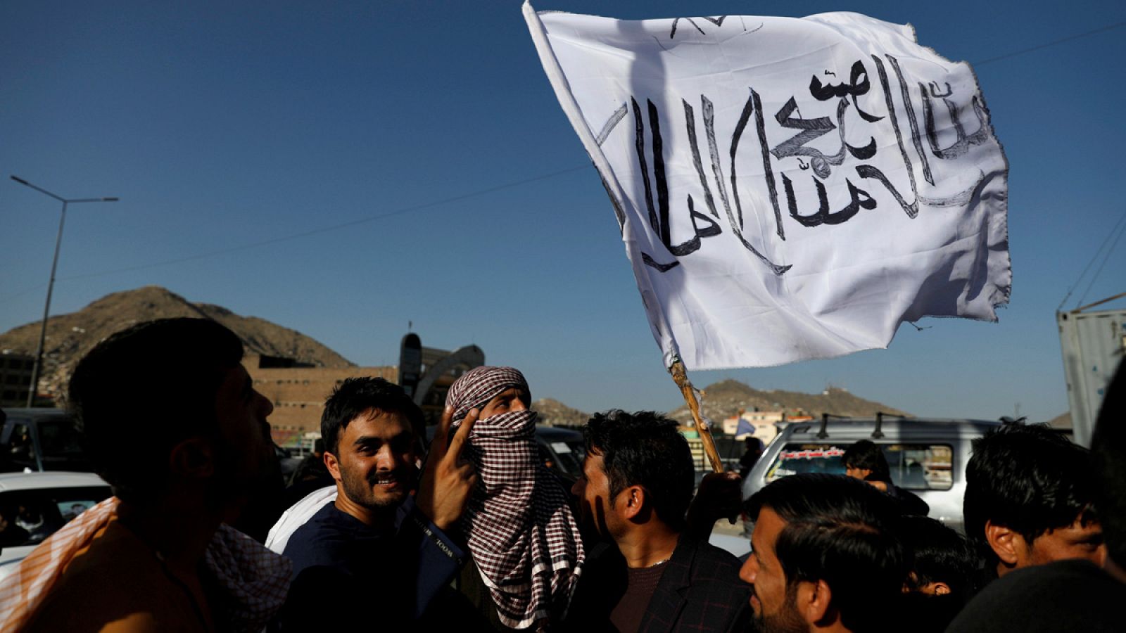 Un miembro de los talibanes ondea una bandera en Kabul