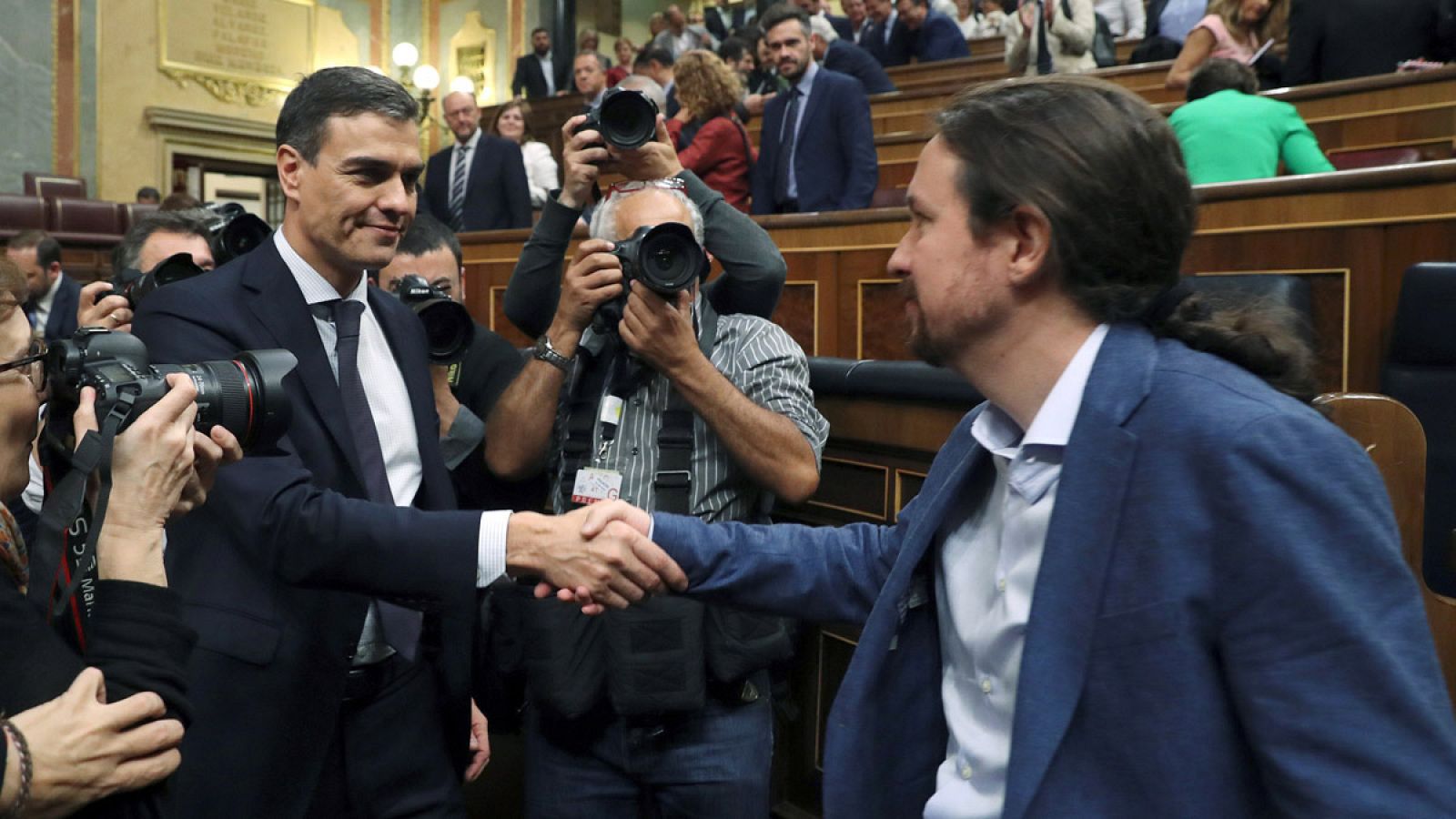 Pedro Sánchez saluda a Pablo Iglesias en el Congreso tras el debate de la moción de censura presentada por el PSOE