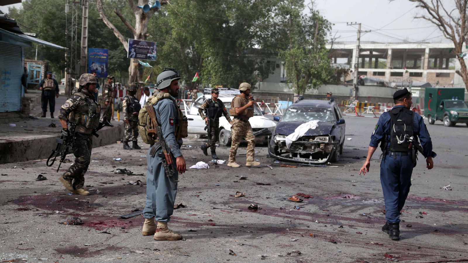 Las fuerzas de seguridad afganas inspeccionan el lugar del atentado en Jalalabad