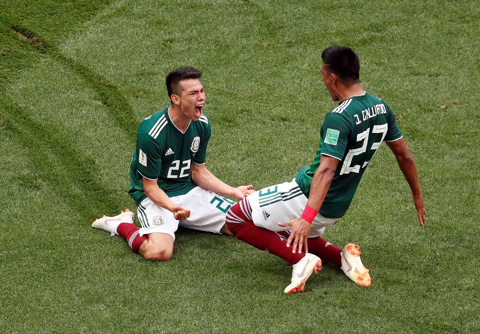 Lozano (i) celebra su gol