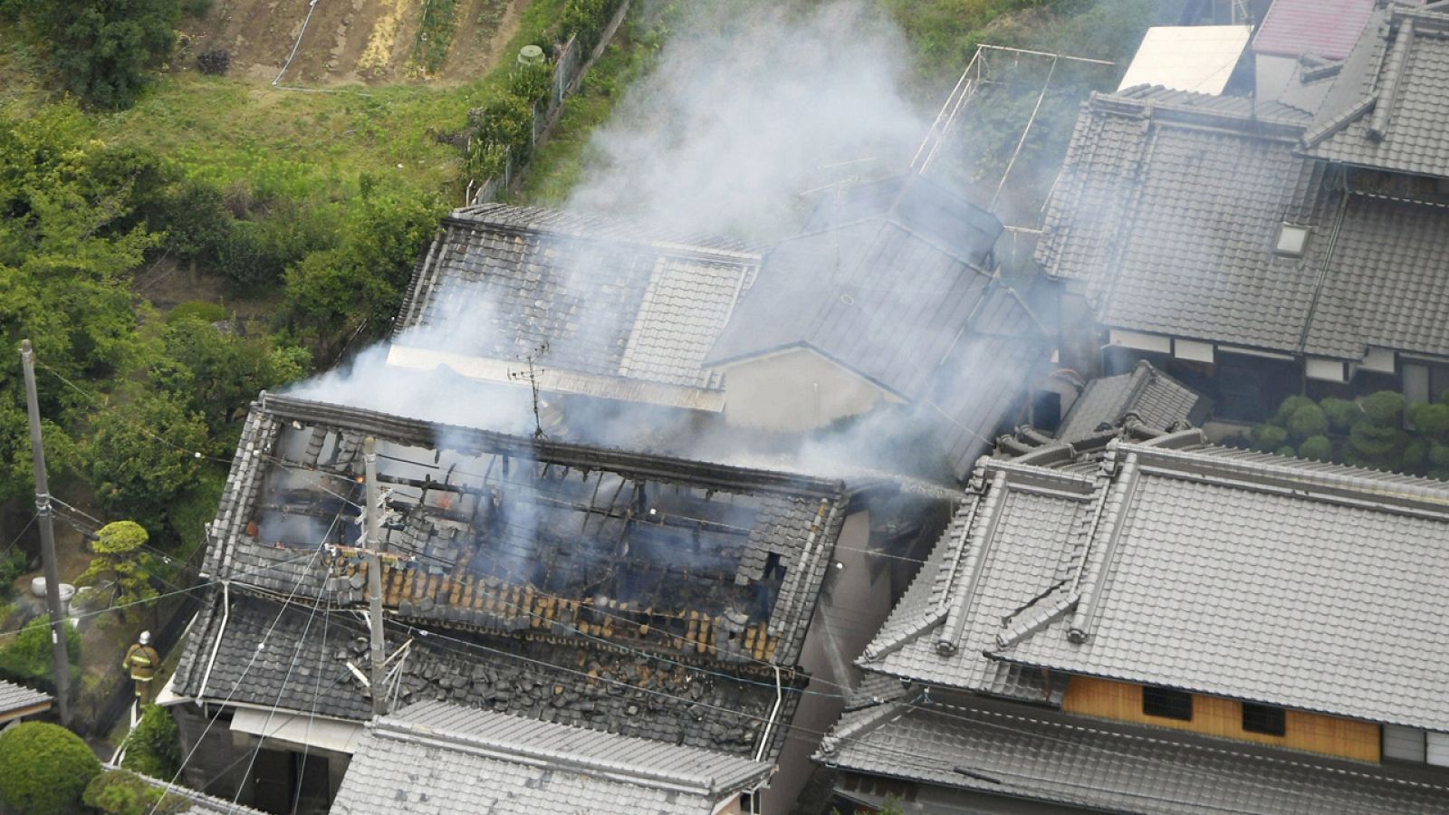 Un edificio incendiado en Takatsuki por el terremoto