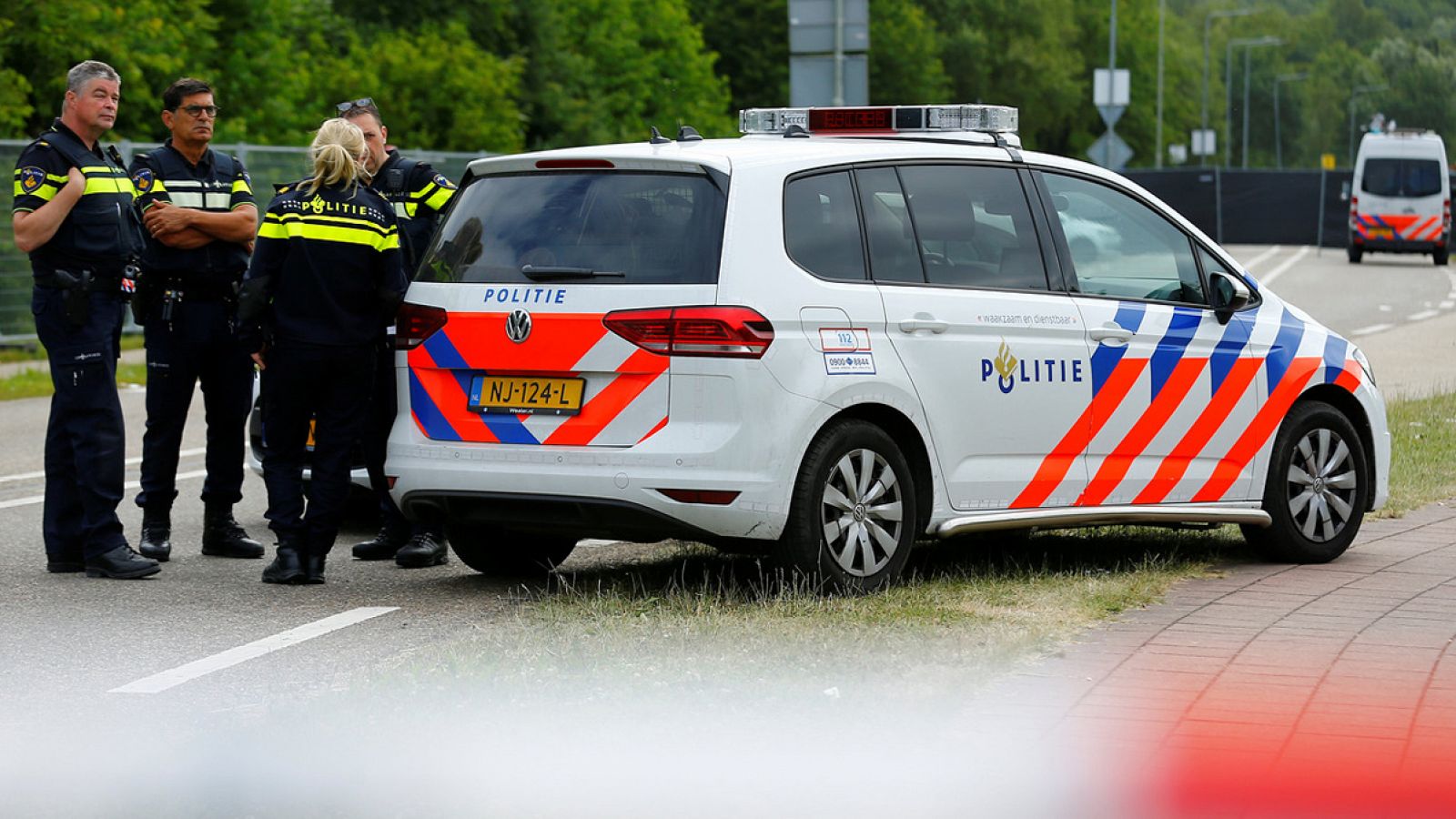 Policías en el lugar del atropello mortal en Landgraaf, Holanda