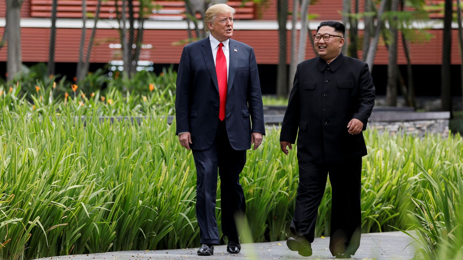 Donald Trump y Kim Jong-un pasean por Singapur