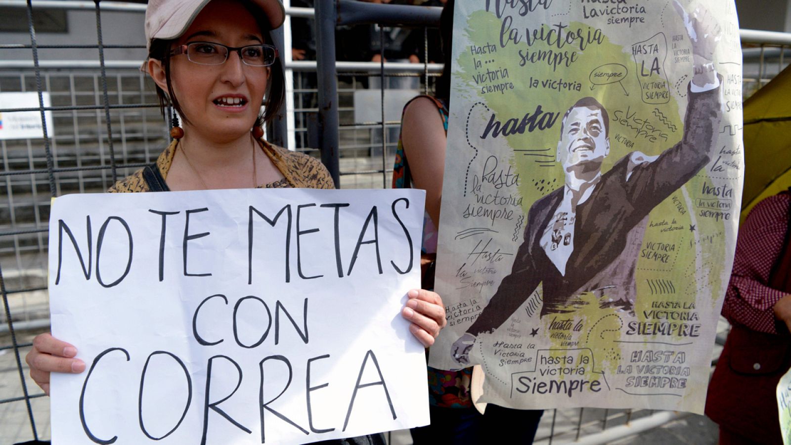 Una mujer apoya a Rafael Correa en el Tribunal Supremo en Quito