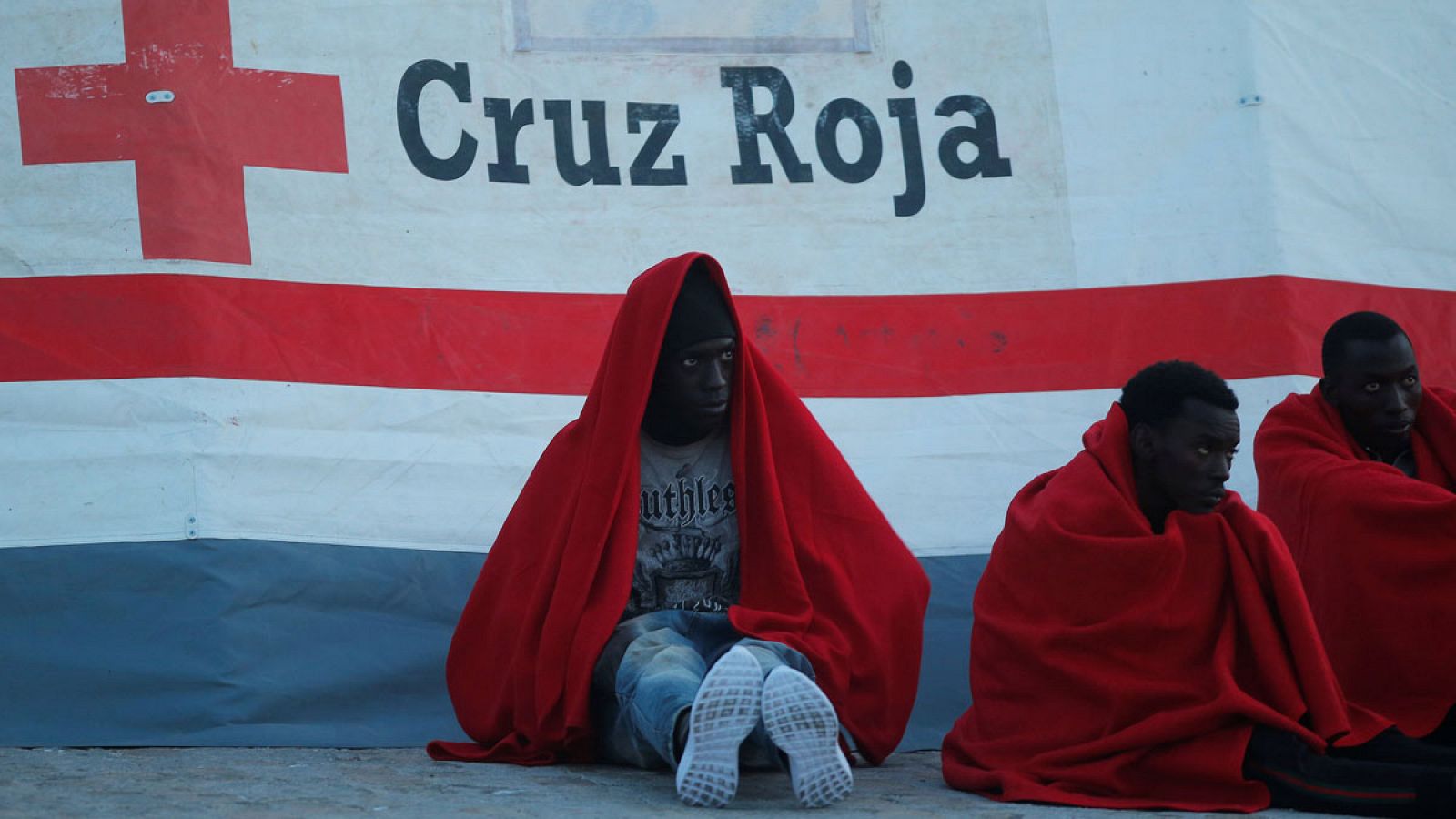 Inmigrantes en el puerto de Málaga después de ser rescatados en pateras a la deriva en el Mediterráneo
