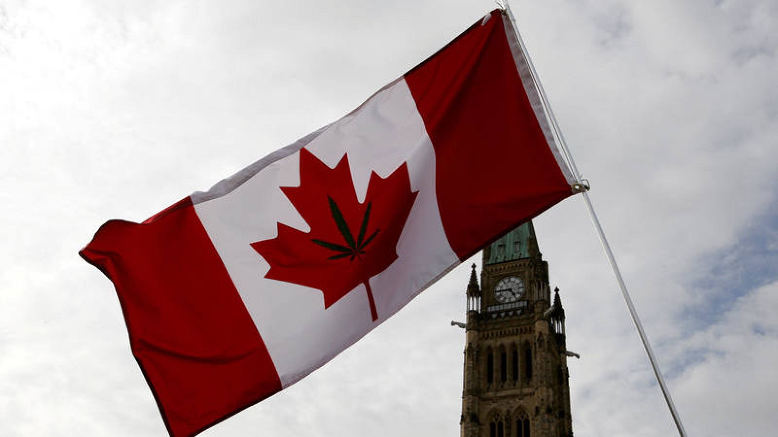 Una bandera de Canadá con la hoja de la marihuana ondea en el Parlamento de Ottawa
