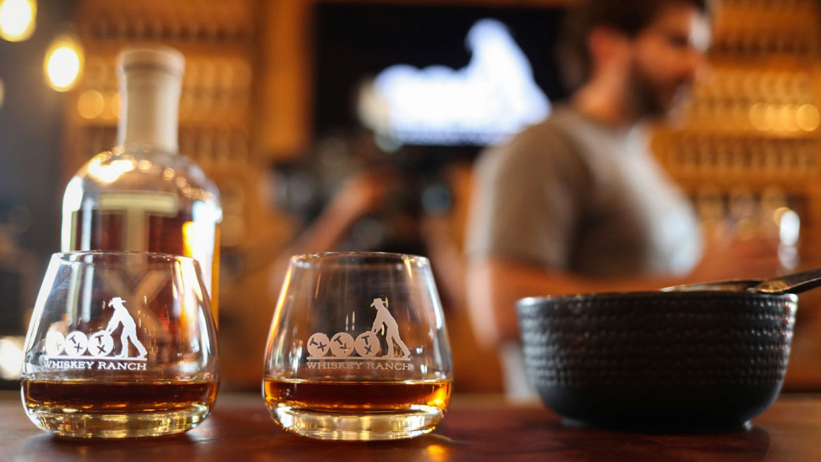 Un vaso de whisky y otro de bourbon producidos en Texas