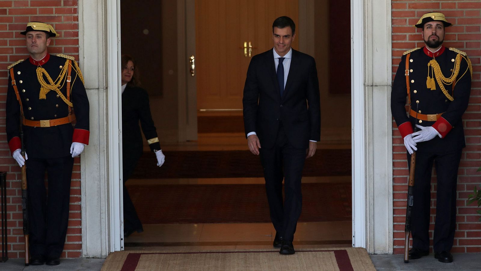 El presidente del Gobierno, Pedro Sánchez, saliendo de la Moncloa