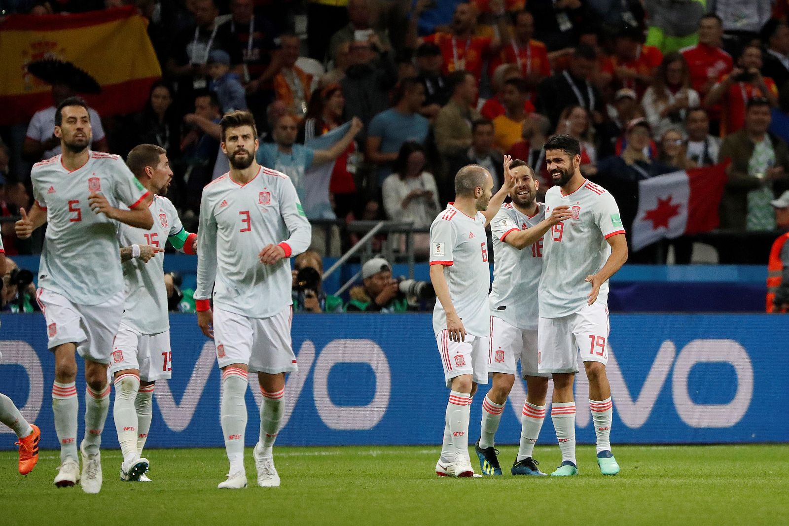 Costa celebra su gol ante Irán con sus compañeros