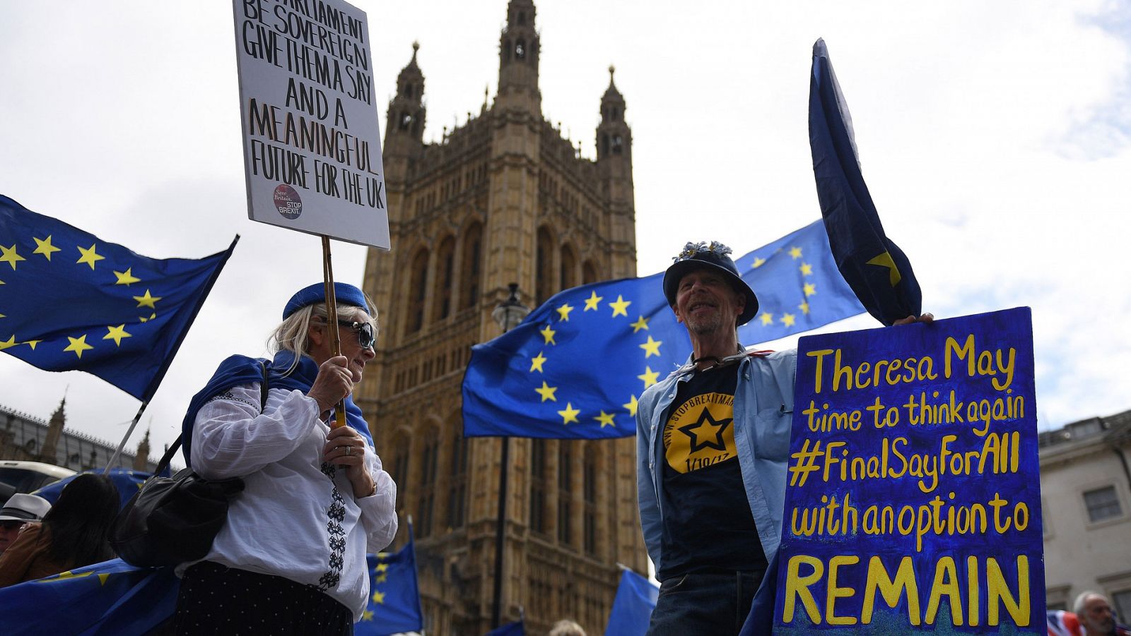 Manifestantes en contra del Brexit protestan a las puertas del Parlamento de Londres