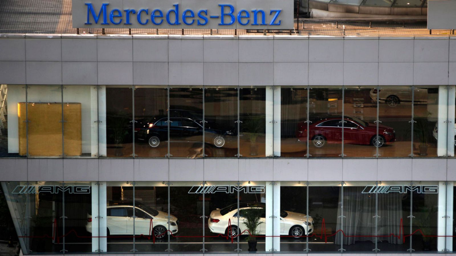 Concesionario de venta de vehículos Mercedes Benz en la ciudad china de Shanghai