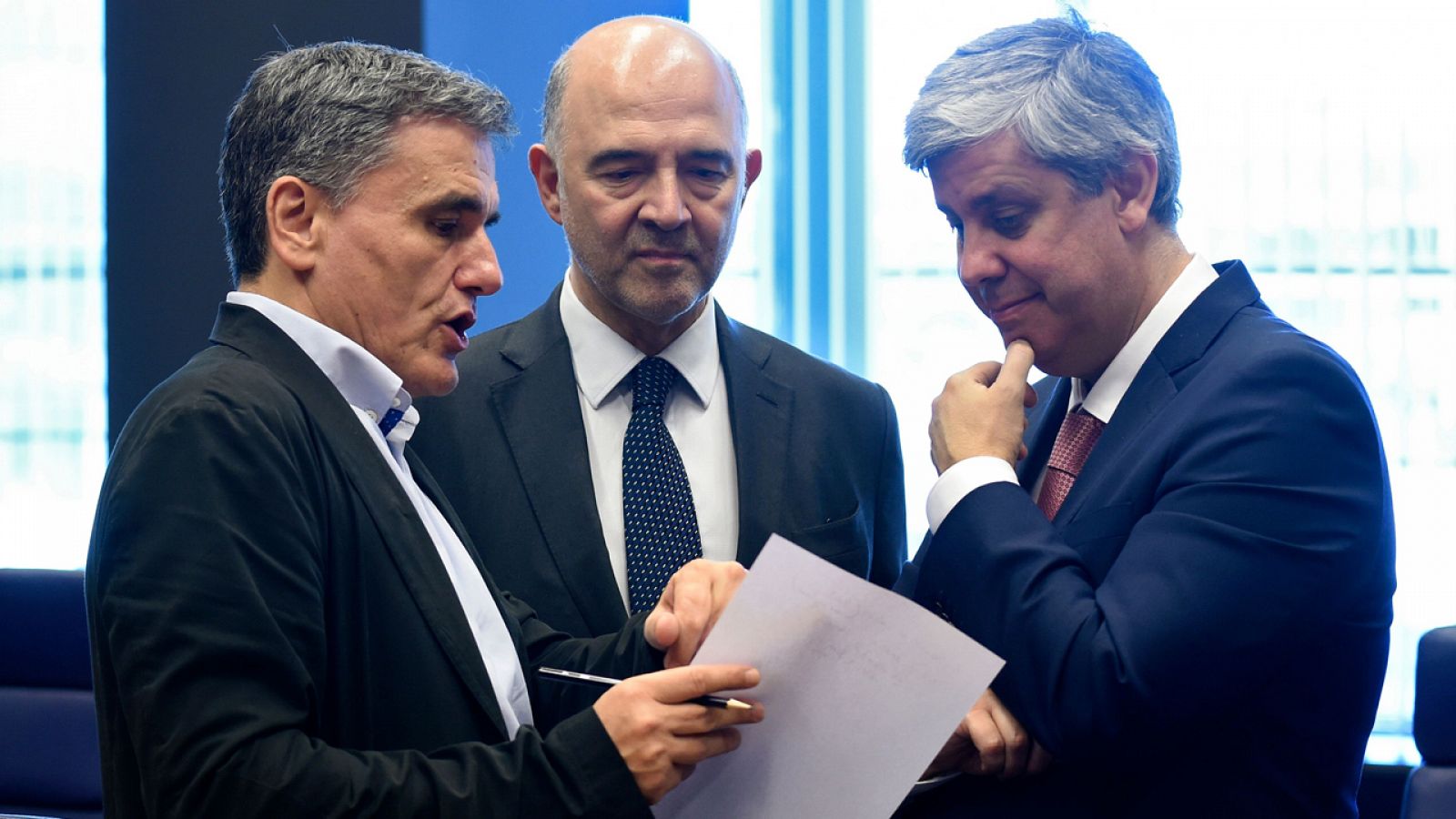 El ministro de Finanzas griego, Euclid Tsakalotos, charla con Pierre Moscovici y Mario Centeno este jueves en Luxemburgo