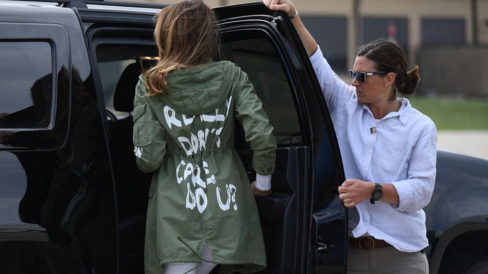 La primera dama estadounidense, Melania Trump, muestra el polémico mensaje escrito en su chaqueta