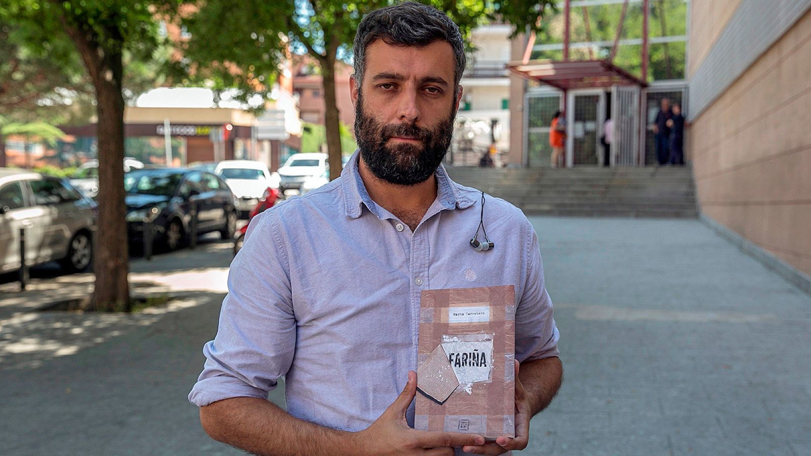 El periodista Nacho Carretero posa con un ejemplar de su libro "Fariña"