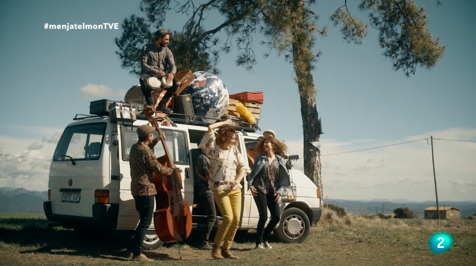 El grup xiula toca la rumba 'Menja't el món!'