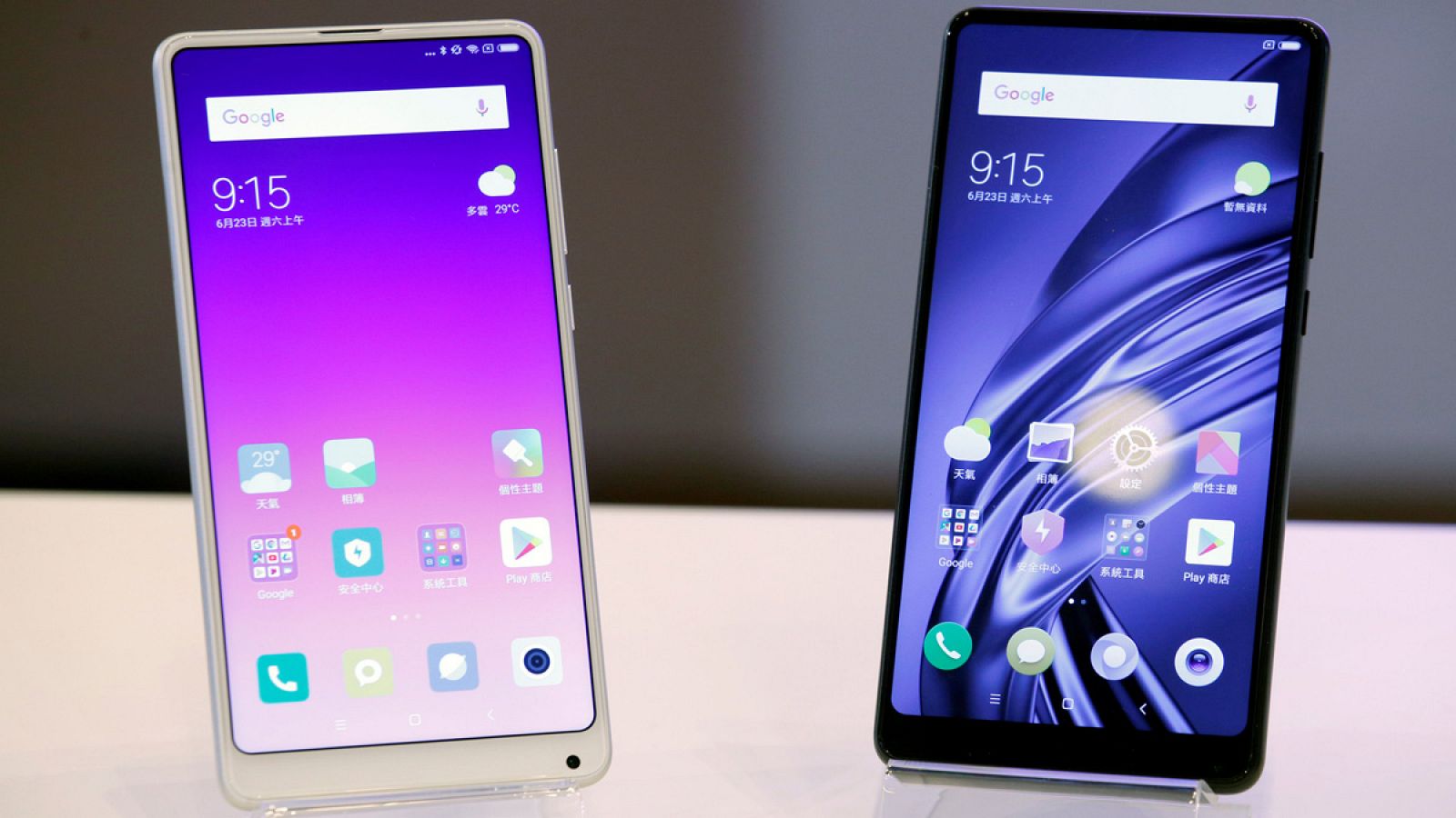 Dos teléfonos de la compañía Xiaomi