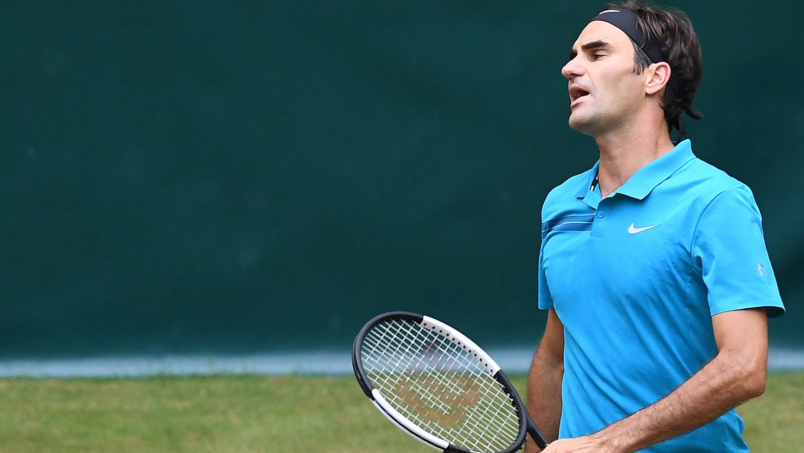 Roger Federer lamenta un punto perdido en Halle ante Coric.