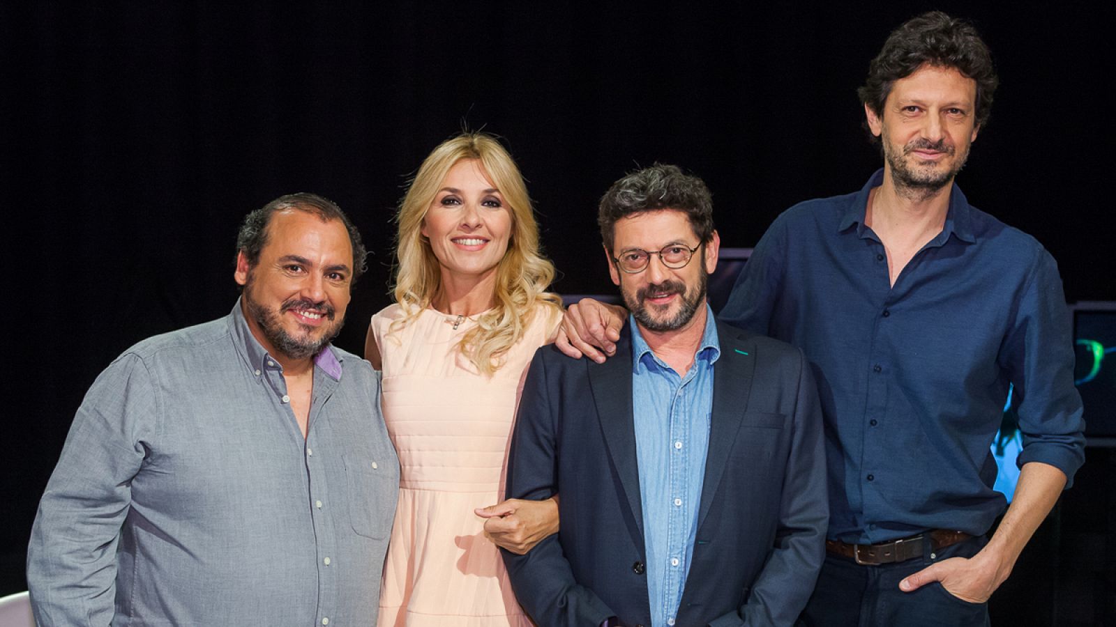 Cayetana Guillén Cuervo con Manolo Solo, Joaquín Núñez y Enrico Vecchi