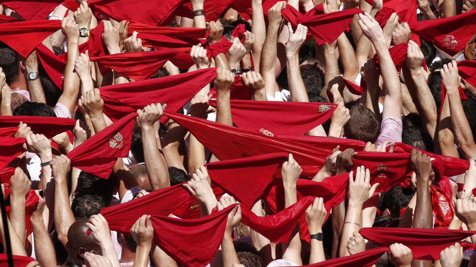 La multitud muestra sus pañuelos rojos en las fiestas de San Fermín