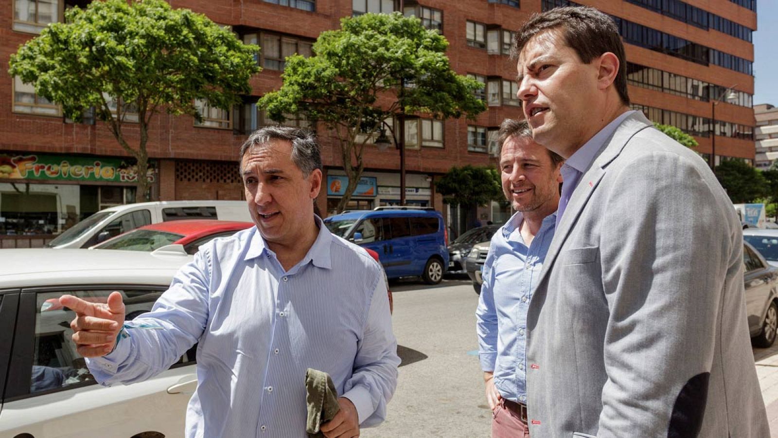 El candidato a presidir el PP José Ramón García-Hernández hace campaña en Burgos