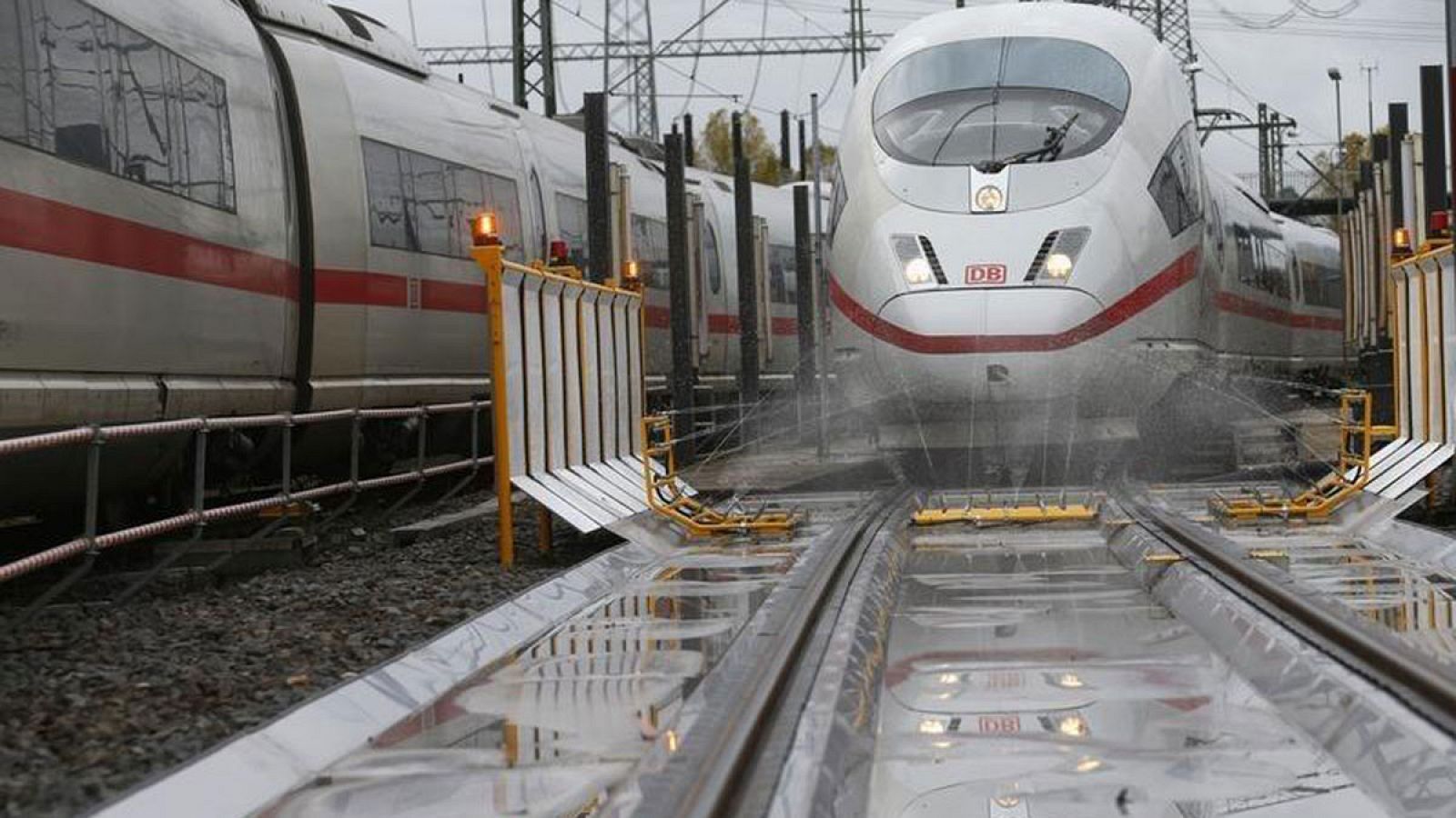 Un tren de alta velocidad de la empresa pública alemana Deutsche Bahn AG se prepara para entrar en una unidad anti-hielo