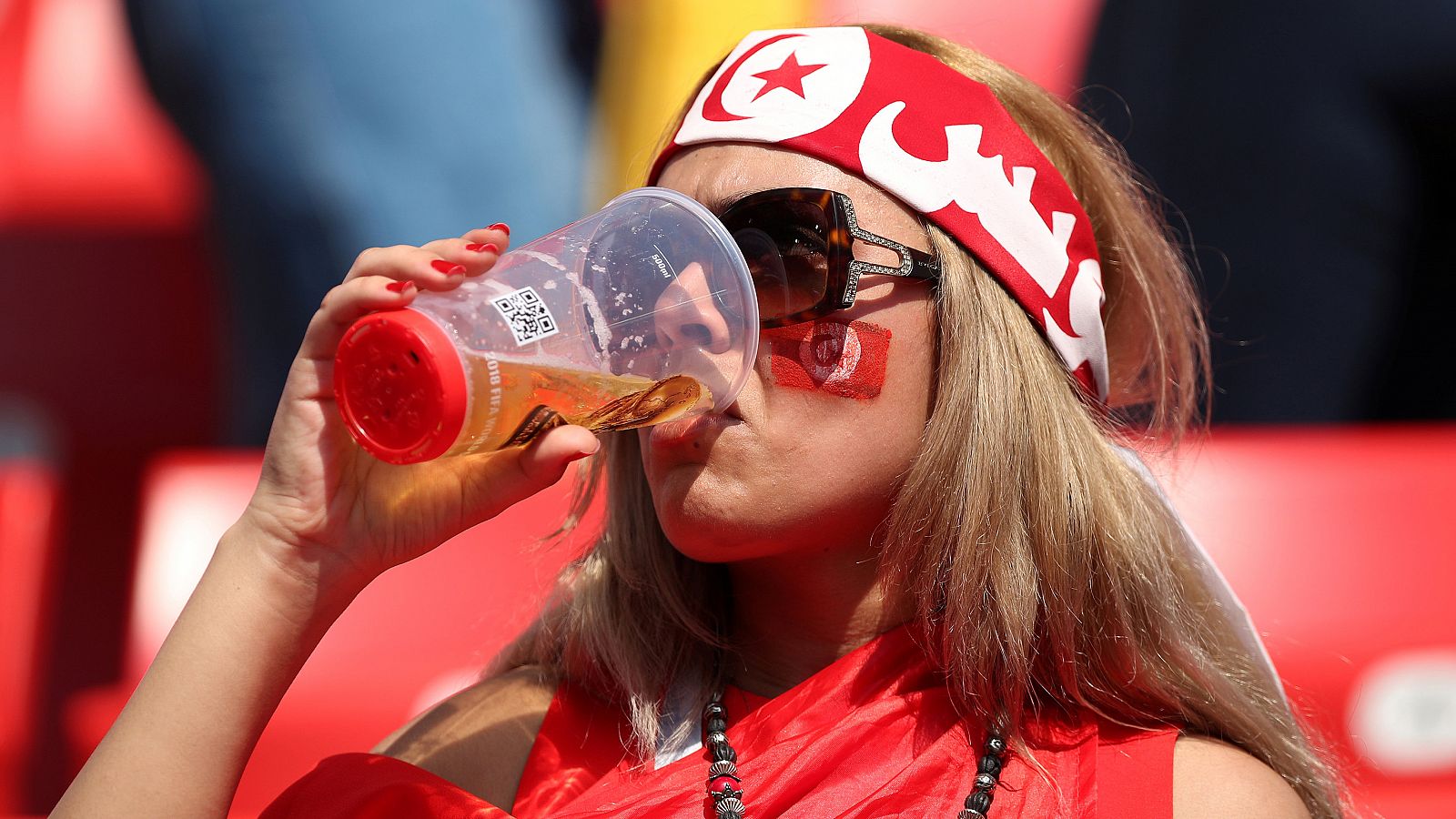 Una aficionada bebe cerveza durante el Mundial de Rusia 2018.