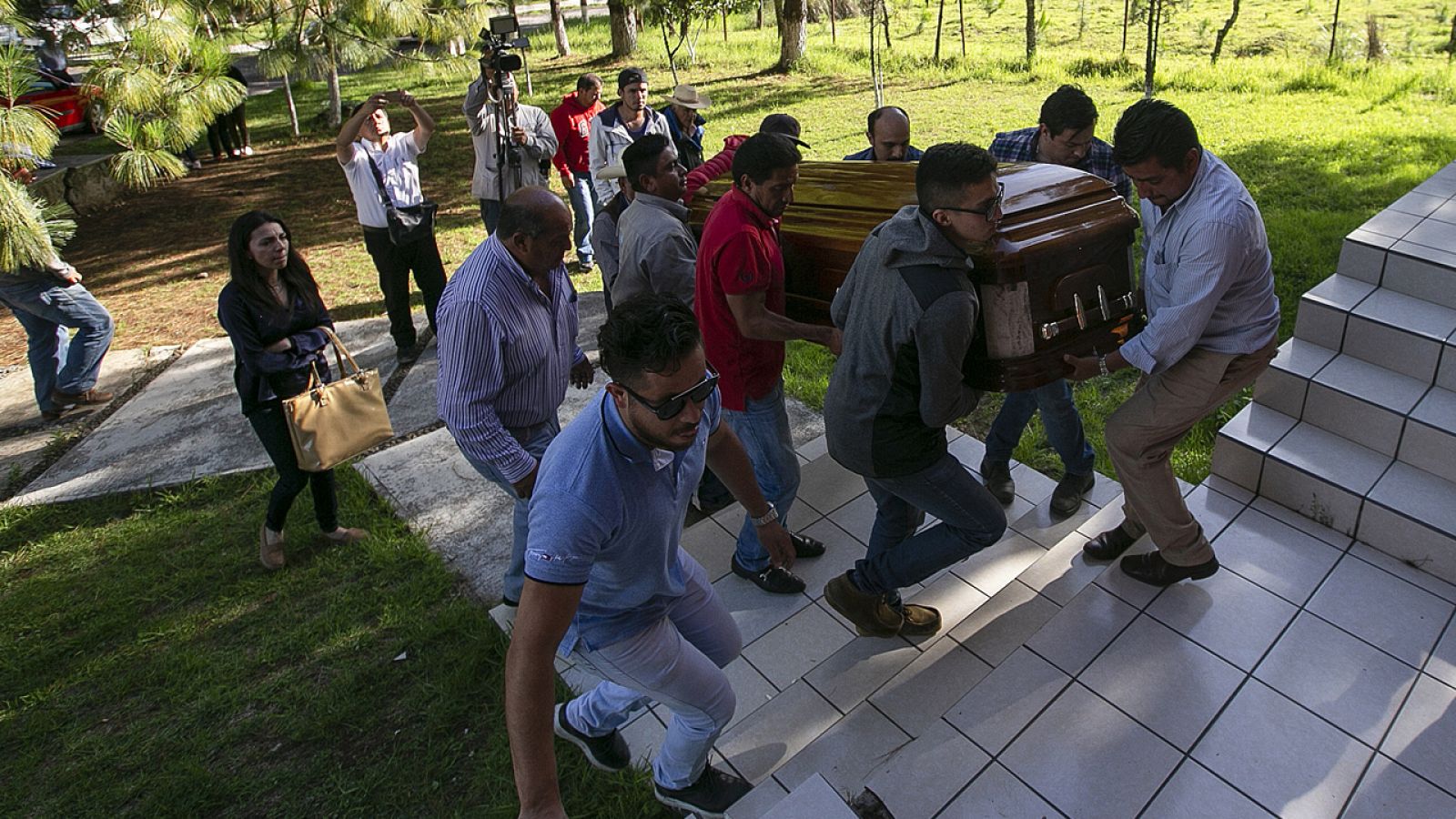 Funeral del candidato del PRD a la alcaldía de Ocampo, Fernando Ángeles, asesinado el 21 de junio