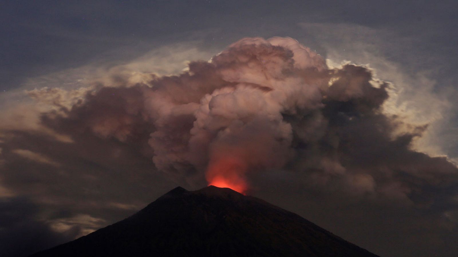 Imagen del volcán balinés Agung en plena erupción.