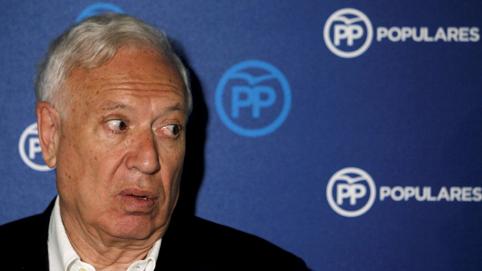 El candidato a la presidencia del PP José Manuel García Margallo atiende a los medios